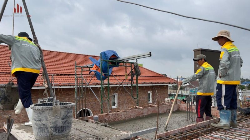 Quá trình thi công sửa chữa nhà được thực hiện bởi đội ngũ chuyên nghiệm, có tuổi nghề